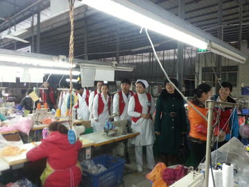 驅(qū)車送醫(yī)到工廠 真情服務為老人——自治區(qū)人民醫(yī)院團委組織青年醫(yī)務人員赴馬山縣開展學雷鋒義診活動
